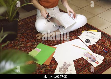 Jeune femme créant son Feng Shui souhaite cartocher sur la moquette dans la chambre en style boho Banque D'Images