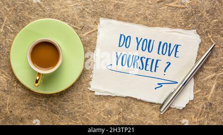 Vous aimez ?Écriture manuscrite sur un papier fait à la main avec une tasse de café.Concept de respect de soi, de soin de soi, de confiance et de développement personnel Banque D'Images