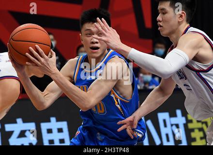 Zhuji, Chine.30 octobre 2021.Xu Mingzhi (L) de Fujian Sturgeons est en compétition lors du 7e match entre Tianjin Pioneers et Fujian Sturgeons à la saison 2021-2022 de la ligue de l'Association chinoise de basket-ball (CBA) à Zhuji, en Chine orientale, le 30 octobre 2021.Credit: Li an/Xinhua/Alay Live News Banque D'Images