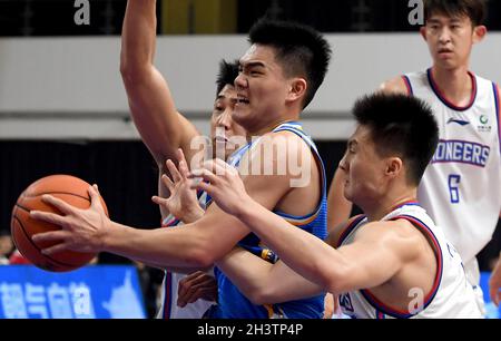 Zhuji, Chine.30 octobre 2021.Li Yiyang (2e L) de Fujian Sturgeons est en compétition lors du 7e tour de match entre Tianjin Pioneers et Fujian Sturgeons à la saison 2021-2022 de la ligue de l'Association chinoise de basket-ball (CBA) à Zhuji, en Chine orientale, le 30 octobre 2021.Credit: Li an/Xinhua/Alay Live News Banque D'Images