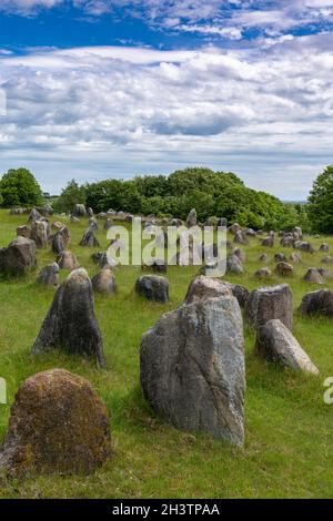 Une vue verticale des lieux de sépulture viking à Lindholm Hills sous un sk bleu avec des nuages blancs Banque D'Images