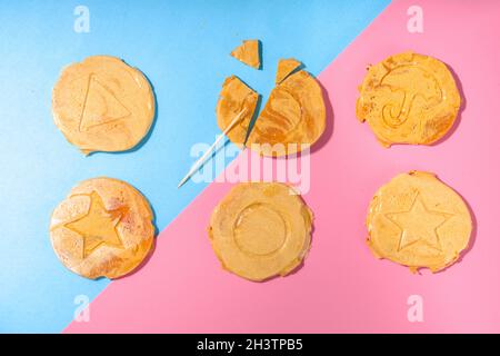 Jeu mondial de tendances de Craze, Squid Game TV Series, Korean cookies - Dogona Sweets Candy Challenge, sur fond bleu rose vif de couleur élevée Banque D'Images