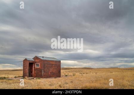 Old, Metal, Rusty Shack sur une prairie - Soapstone Prairie Natural Area dans le nord du Colorado Banque D'Images