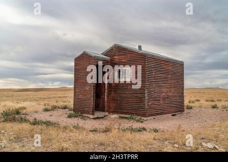 Old, Metal, Rusty Shack sur une prairie - Soapstone Prairie Natural Area dans le nord du Colorado Banque D'Images