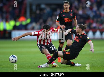 Sheffield, Angleterre, le 30 octobre 2021. Lliman Ndiaye, de Sheffield Utd, affronté par James, mari de Blackpool, lors du match du championnat Sky Bet à Bramall Lane, Sheffield.Le crédit photo devrait se lire comme suit : Simon Bellis/ Sportimage Banque D'Images