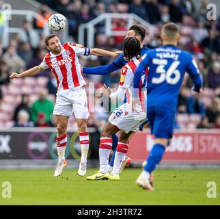 Stoke, Royaume-Uni.30 octobre 2021.30 octobre 2021 ; Stade Bet365, Stoke, Staffordshire, Angleterre ;Championnat de football, Stoke City contre Cardiff ; Joe Allen de Stoke City dirige le ballon Credit: Action plus Sports Images/Alamy Live News Banque D'Images