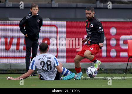 ROTTERDAM, PAYS-BAS - OCTOBRE 30 : Jarno Janssen du FC Eindhoven et Marouan Azarkan de l'Excelsior Rotterdam pendant le match néerlandais de Keukenkampiofendivisiie entre le SBV Excelsior et le FC Eindhoven à Van Donge & de Roo Stadion le 30 octobre 2021 à Rotterdam, pays-Bas (photo de Herman Dingler/Orange Pictures) crédit :Orange pics BV/Alay Live News Banque D'Images