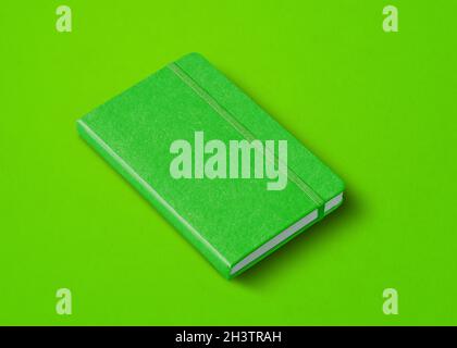 Carnet vert fermé isolé sur fond couleur Banque D'Images