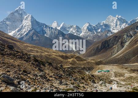 AMA Dablam et d'autres sommets de la région d'Everset vus du sentier au-dessus de Dughla Banque D'Images