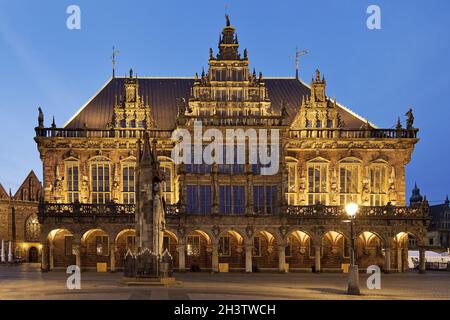 Marché avec Roland avec City Hall dans la soirée, patrimoine mondial de l'UNESCO, Brême, Allemagne, Europe Banque D'Images