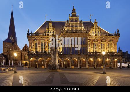 Marché avec notre chère Eglise des femmes et Roland avec l'Hôtel de ville dans la soirée, Brême, Allemagne, Europe Banque D'Images