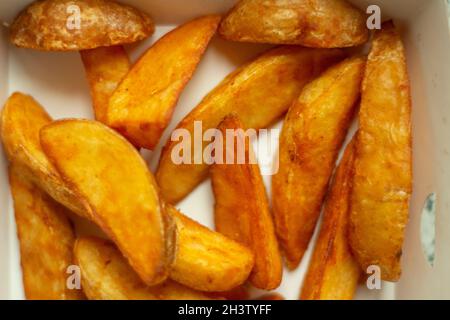La texture des pommes de terre est rustique.Jetons.Aliments gras.Détails de la restauration rapide. Banque D'Images