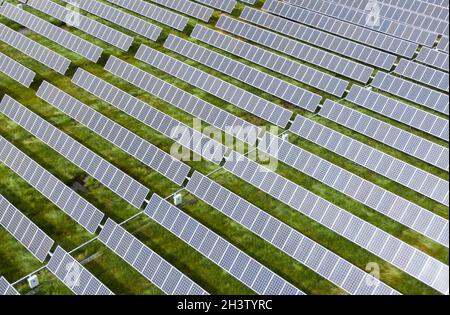 (211030) -- BEIJING, 30 octobre 2021 (Xinhua) -- photo aérienne prise le 14 août 2021 montre une centrale photovoltaïque au village de Masa, dans le comté de Hongyuan de l'ABA Tibétain et de la préfecture autonome de Qiang, dans le sud-ouest de la province du Sichuan en Chine.(Xinhua/Jiang Hongjing) Banque D'Images
