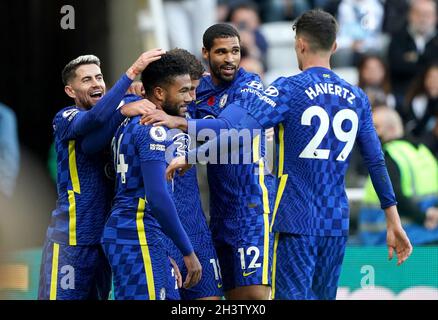 Reece James de Chelsea (deuxième à gauche) célèbre avec ses coéquipiers après avoir marquant le troisième but de leur partie lors du match de la Premier League à St. James' Park, Newcastle.Date de la photo: Samedi 30 octobre 2021. Banque D'Images