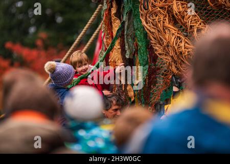 Édimbourg, Écosse.Samedi 30 octobre 2021.La TEMPÊTE de marionnettes de 10 mètres de haut de Vision Mechanics apparaît aux jardins botaniques royaux d’Édimbourg dans le cadre du festival international écossais de contes et de l’année écossaise des côtes et des eaux 20/21.STORM est une marionnette de dix mètres de haut, une déesse de la mer, entièrement faite de matériaux recyclés et naturels.STORM a fait le déplacement dans les rues d'Écosse, encourageant tout le monde à célébrer les mers, à prendre soin des côtes et à donner la priorité à l'environnement. Banque D'Images