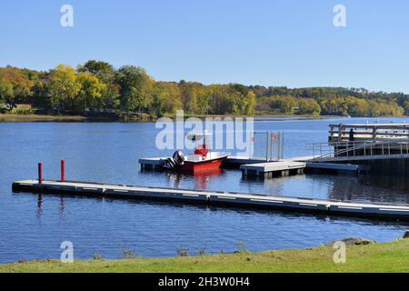 Gardiner, Maine, États-Unis.Vue panoramique sur la rivière Kennebuc depuis une colline dans la petite communauté de Gardiner dans le Maine. Banque D'Images
