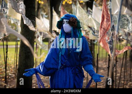 Glasgow, Royaume-Uni.Extinction les rebelles bleus de la rébellion traversent les 500 drapeaux de la ‘Plage du rêve’, une œuvre artistique d’Ali Pretty de Kinetika, près de la 26e Conférence des Nations Unies sur les changements climatiques, connue sous le nom de COP26, à Glasgow, au Royaume-Uni, le 30 octobre 2021.Crédit photo : Jeremy Sutton-Hibbert/Alay Live News. Banque D'Images