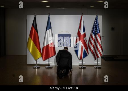 Rome, Italie.30 octobre 2021.Un assistant prépare des marqueurs avec des noms de pays avant une réunion entre le Premier ministre britannique Boris Johnson, le président français Emmanuel Macron, la chancelière allemande Angela Merkel et le président américain Joe Biden, sur le Plan d'action global conjoint (JCPOA), en marge du sommet des dirigeants mondiaux du G20 au Centre de congrès de Rome(La Nuvola).Credit: Oliver Weiken/dpa/Alay Live News Banque D'Images