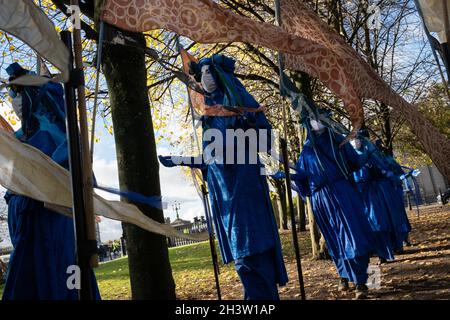 Glasgow, Royaume-Uni.Extinction les rebelles bleus de la rébellion traversent les 500 drapeaux de la ‘Plage du rêve’, une œuvre artistique d’Ali Pretty de Kinetika, près de la 26e Conférence des Nations Unies sur les changements climatiques, connue sous le nom de COP26, à Glasgow, au Royaume-Uni, le 30 octobre 2021.Crédit photo : Jeremy Sutton-Hibbert/Alay Live News. Banque D'Images