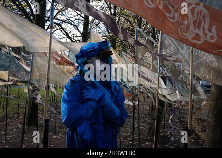 Glasgow, Royaume-Uni.Extinction les rebelles bleus de la rébellion traversent les 500 drapeaux de la ‘Plage du rêve’, une œuvre artistique d’Ali Pretty de Kinetika, près de la 26e Conférence des Nations Unies sur les changements climatiques, connue sous le nom de COP26, à Glasgow, au Royaume-Uni, le 30 octobre 2021.Crédit photo : Jeremy Sutton-Hibbert/Alay Live News. Banque D'Images