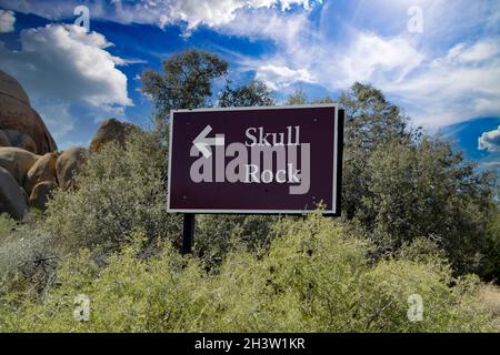Panneau Skull Rock dans le parc national de Joshua Tree en Californie Banque D'Images