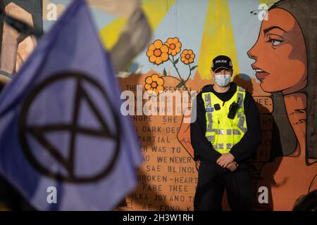 Glasgow, Royaume-Uni.La police regarde un défilé d'écologistes, près de la 26e Conférence des Nations Unies sur les changements climatiques, connue sous le nom de COP26, à Glasgow, au Royaume-Uni, le 30 octobre 2021.Crédit photo : Jeremy Sutton-Hibbert/Alay Live News. Banque D'Images