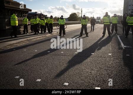 Glasgow, Royaume-Uni.La police regarde un défilé d'écologistes, près de la 26e Conférence des Nations Unies sur les changements climatiques, connue sous le nom de COP26, à Glasgow, au Royaume-Uni, le 30 octobre 2021.Crédit photo : Jeremy Sutton-Hibbert/Alay Live News. Banque D'Images