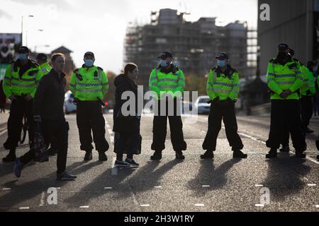 Glasgow, Royaume-Uni.La police regarde un défilé d'écologistes, près de la 26e Conférence des Nations Unies sur les changements climatiques, connue sous le nom de COP26, à Glasgow, au Royaume-Uni, le 30 octobre 2021.Crédit photo : Jeremy Sutton-Hibbert/Alay Live News. Banque D'Images