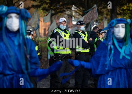 Glasgow, Royaume-Uni.La police regarde un défilé d'écologistes, près de la 26e Conférence des Nations Unies sur les changements climatiques, connue sous le nom de COP26, à Glasgow, au Royaume-Uni, le 30 octobre 2021.Crédit photo : Jeremy Sutton-Hibbert/Alay Live News. Banque D'Images