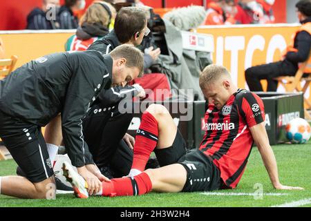 Leverkusen, Allemagne.30 octobre 2021.Football: Bundesliga, Bayer Leverkusen - VfL Wolfsburg, Matchday 10, à BayArena.Le Bakker Mitchel de Leverkusen est traité pour une blessure.Credit: Federico Gambarini/dpa - NOTE IMPORTANTE:Conformément aux règlements de la DFL Deutsche Fußball Liga et/ou de la DFB Deutscher Fußball-Bund, il est interdit d'utiliser ou d'avoir utilisé des photos prises dans le stade et/ou du match sous forme de séquences et/ou de séries de photos de type vidéo./dpa/Alay Live News Banque D'Images