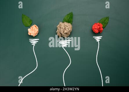 Feuille de papier brun froissés et feuille verte sur fond vert, forme d'ampoule.Concept d'économie d'énergie, nouveau créatif Banque D'Images
