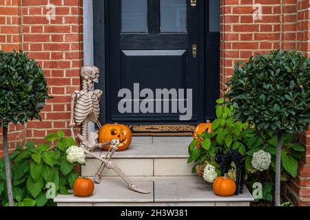 Une maison à Wimbledon décorée pour Halloween avec des symboles ghoulish d'un squelette Banque D'Images