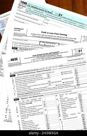 Formulaires de taxe IRS 2021 vierges sur un bureau en bois. Banque D'Images