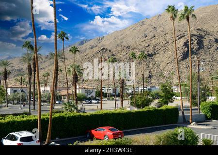 Vue sur le parking, les palmiers et les montagnes depuis l'hôtel Delos Reyes de Palm Springs, Californie Banque D'Images