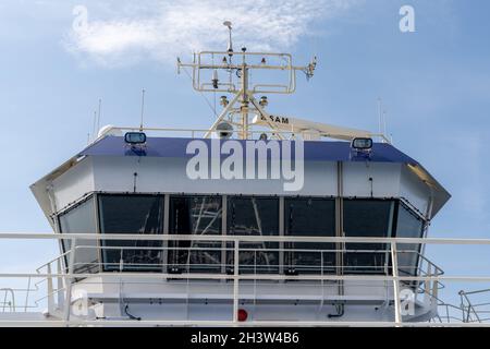 Vue rapprochée du cokcpit d'un grand ferry pour passagers Banque D'Images