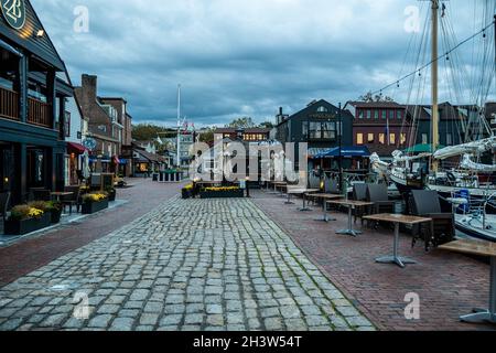 Newport, Rhode Island, États-Unis -- 23 octobre 2021.Une photo grand angle en début de matinée de Bowens Wharf à Newport. Banque D'Images