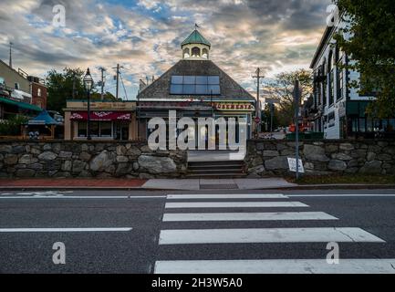 Newport, Rhode Island, États-Unis -- 23 octobre 2021.Une photo grand angle en début de matinée des vitrines de Newport sous un ciel spectaculaire. Banque D'Images