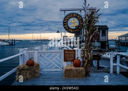 Newport, Rhode Island, États-Unis -- 23 octobre 2021.Une photo grand angle en début de matinée de Banisters Wharf à Newport. Banque D'Images