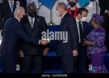 Rome, Italie.30 octobre 2021.Le président AMÉRICAIN Joe Biden (L) salue le président turc Recep Tayyip Erdogan (3e R) tandis que le président congolais Felix Tshisekedi (2e L), le président de la Commission européenne Ursula von der Leyen, le président français Emmanuel Macron,Et le Directeur général de l'Organisation mondiale du commerce (OMC) Ngozi Okonjo-Iweala se tient en arrière-plan lors de la photo de famille officielle le premier jour du Sommet mondial des dirigeants du G20 au Centre des congrès de Rome (la Nuvola).Credit: Oliver Weiken/dpa/Alay Live News Banque D'Images