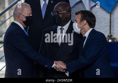 Rome, Italie.30 octobre 2021.LE président AMÉRICAIN Joe Biden (L) salue le président français Emmanuel Macron (R), alors que le président congolais Felix Tshisekedi regarde, alors qu'ils arrivent pour la photo officielle de la famille le premier jour du sommet mondial des dirigeants du G20 au Centre de congrès de Rome (la Nuvola).Credit: Oliver Weiken/dpa/Alay Live News Banque D'Images