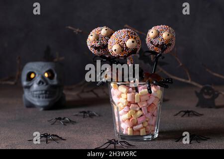 Le gâteau d'Halloween fait maison fait sortir des monstres avec du chocolat noir.Bonbons pour les enfants pour Halloween Banque D'Images