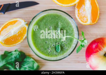 Bonjour : smoothie vert frais et fruits sur fond de bois, petit déjeuner sain Banque D'Images