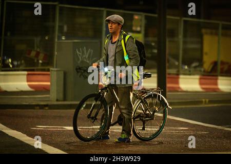 Édimbourg, Écosse.Samedi 30 octobre 2021.Alors que le Royaume-Uni passe de l'heure d'été britannique à l'heure d'été, les cyclistes d'Édimbourg, en Écosse, se préparent à monter à la tombée de la nuit et au crépuscule avec des lumières sur leurs vélos. Banque D'Images