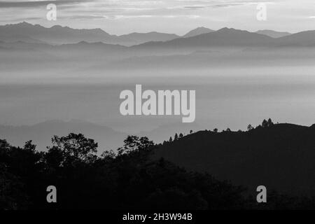 Himalayan Hills vu au lever du soleil de Nagarkot au-dessus de la vallée de Katmandou Banque D'Images