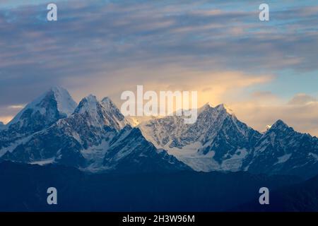 Langtang Himal vu au lever du soleil de Nagarkot.Dorje Lhakpa est la montagne la plus importante de cette vue. Banque D'Images