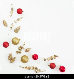 Décoration de Noël sur fond blanc.Flat lay, vue de dessus.Vacances du nouvel an Banque D'Images