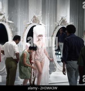 ANNE FRANCIS comme Ziegfeld Girl Georgia James avec les Assistants d'armoire et le directeur de danse HERBERT ROSS sur le plateau Candid pendant le tournageDe DRÔLE FILLE 1968 réalisateur WILLIAM WYLER pièce musicale / scénario Isobel Lennart musique Jule Styne paroles Bob Merrill costumeDesign Irene Sharaff producteur Ray Stark Rastar Productions / Columbia Pictures Banque D'Images