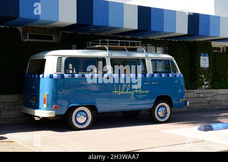 Fourgonnette VW campeur peinte en bleu des années 1960 avec pneus à paroi blanche et motifs Holiday House à Palm Springs CA Banque D'Images