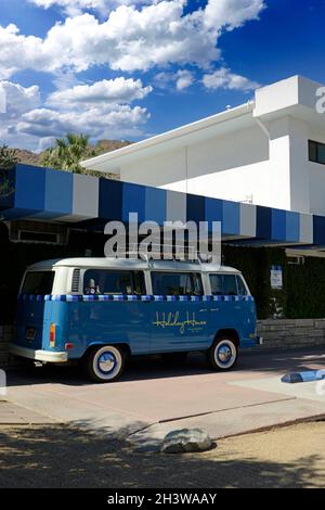 Fourgonnette VW campeur peinte en bleu des années 1960 avec pneus à paroi blanche et motifs Holiday House à Palm Springs CA Banque D'Images