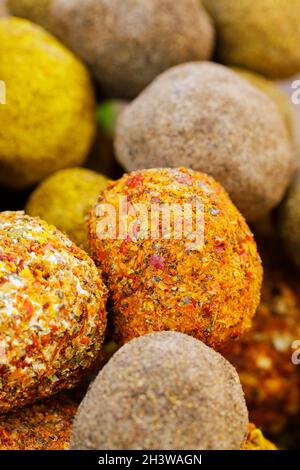 Le fromage de Beffer Knolle sous forme de petites boules.Petites boules de fromage dur suisse Beffer Knolle.Concept de délicatesse du fromage suisse.Mise au point sélective Banque D'Images